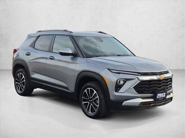Used 2025 Chevrolet TrailBlazer LT AWD/4WD image 3