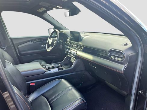 Used 2025 Honda Pilot TrailSport image 30