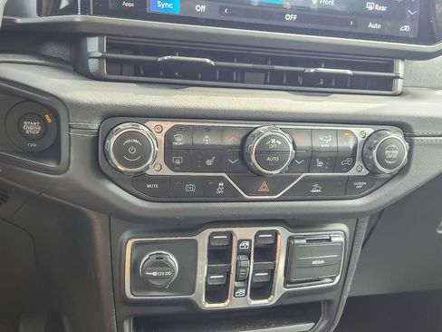 Used 2025 Jeep Wrangler Unlimited Sahara AWD/4WD image 16