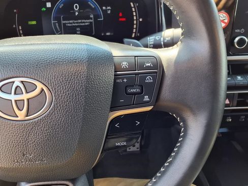 Used 2025 Toyota Camry SE FWD image 14