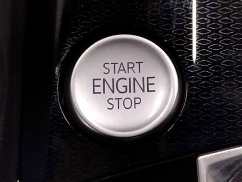 Used 2025 Volkswagen Taos SE image 33