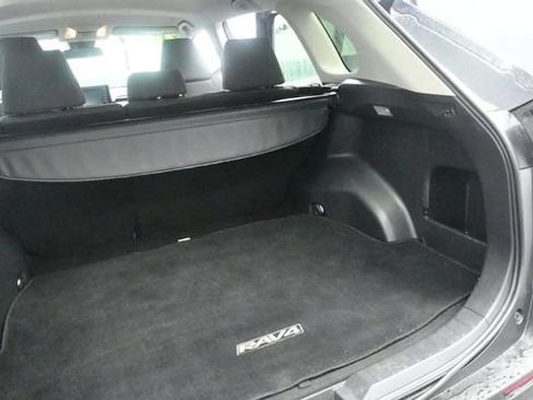 Used 2021 Toyota RAV4 LE w/ Carpet Mat Package (TMS) AWD/4WD image 18