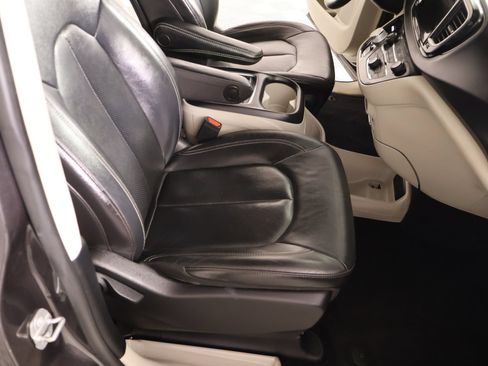 Used 2022 Chrysler Pacifica Touring-L FWD image 14