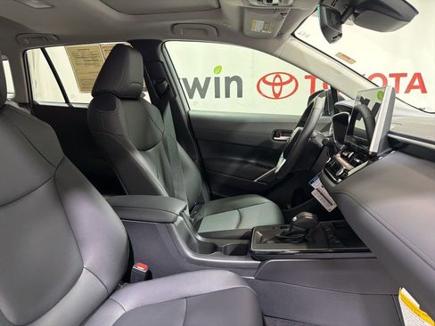 Used 2026 Toyota Corolla Cross XLE w/ Convenience Package image 10