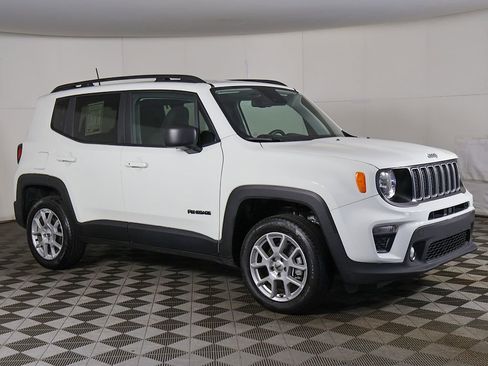 Used 2022 Jeep Renegade Latitude w/ Convenience Group AWD/4WD image 2