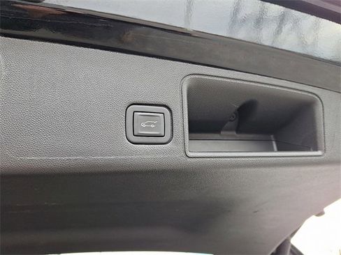 Used 2024 GMC Terrain SLT image 29