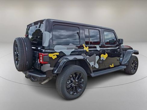 Used 2021 Jeep Wrangler Unlimited Sahara w/ Cold Weather Group AWD/4WD image 11
