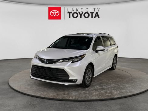 Used 2022 Toyota Sienna XLE FWD image 1