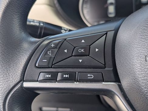 Used 2021 Nissan Versa SV FWD image 19