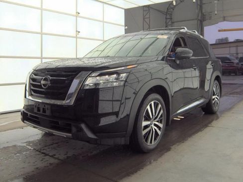 Used 2023 Nissan Pathfinder Platinum image 2