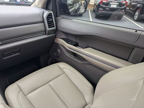 Used 2021 Ford Expedition XLT image 18