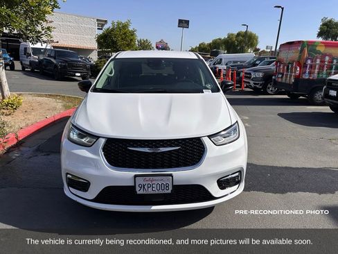 Used 2024 Chrysler Pacifica Select image 9