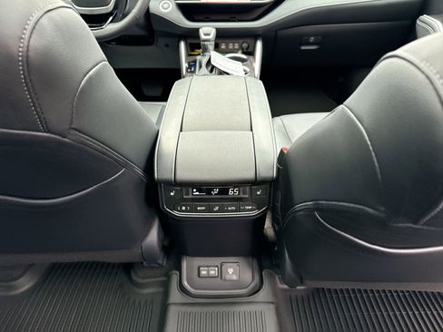Certified 2026 Toyota Highlander Platinum image 22