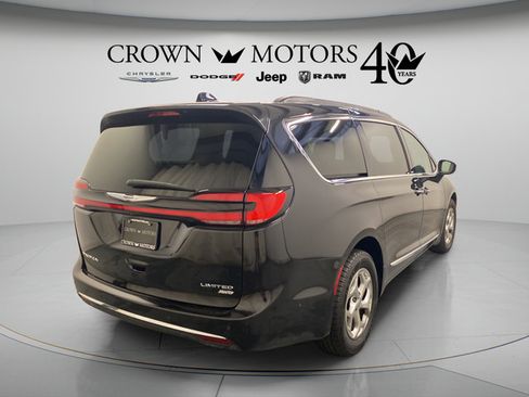 Used 2023 Chrysler Pacifica Limited AWD/4WD image 14