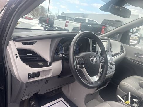 Used 2018 Toyota Sienna XLE Premium image 10