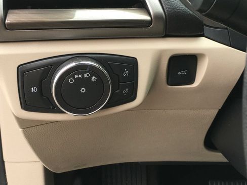 Used 2017 Ford Fusion SE FWD image 18