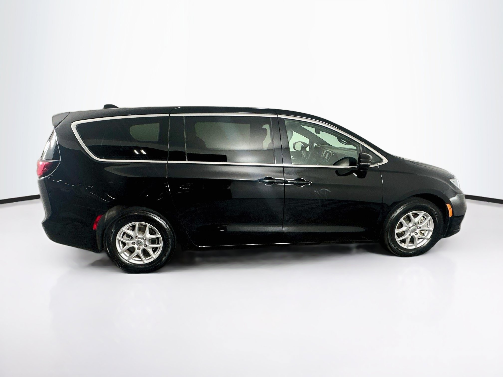Used 2025 Chrysler Pacifica Select FWD image 10