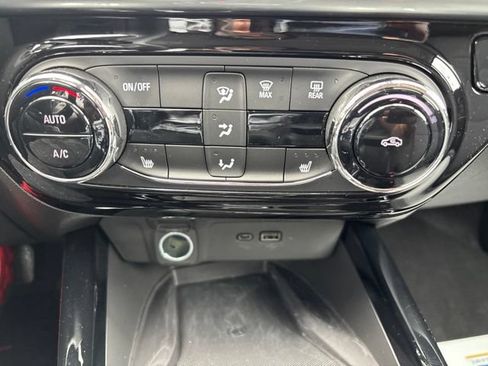 Used 2025 Chevrolet Trax LT w/ Sunroof Package FWD image 24