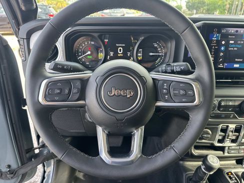 Used 2025 Jeep Wrangler Unlimited Sahara AWD/4WD image 28