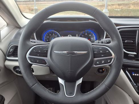 Used 2024 Chrysler Pacifica Limited image 17