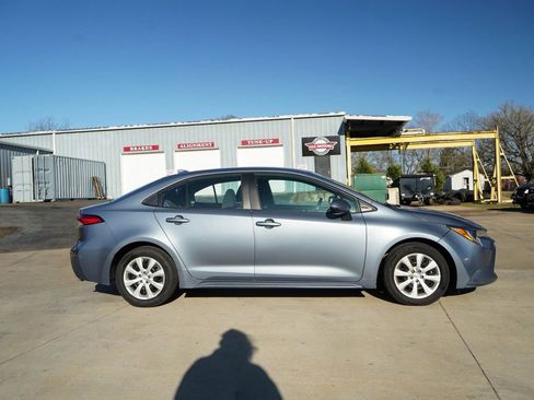 Used 2021 Toyota Corolla LE image 3