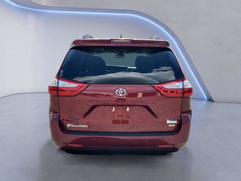 Used 2019 Toyota Sienna XLE w/ XLE Navigation Package FWD image 4