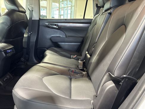 Used 2023 Toyota Highlander Limited image 24