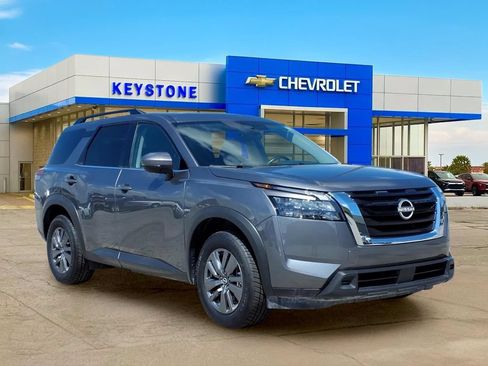 Used 2025 Nissan Pathfinder SV FWD image 1
