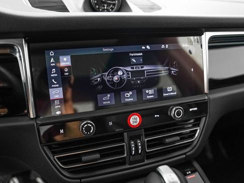 Certified 2026 Porsche Macan AWD/4WD image 23