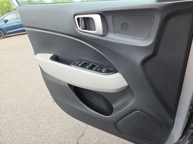 Certified 2022 Hyundai Venue SEL FWD image 20