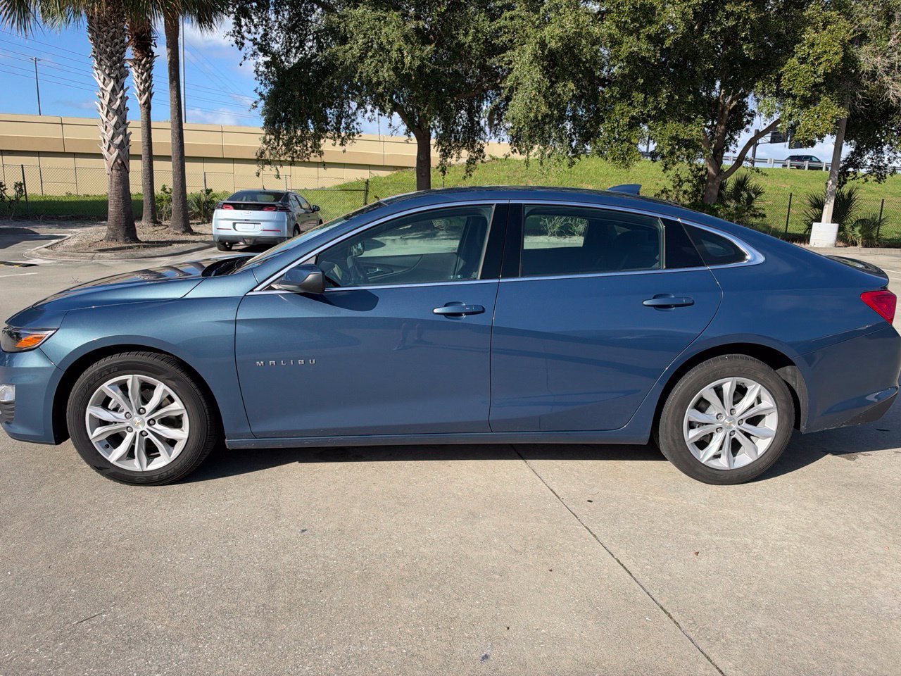 Used 2024 Chevrolet Malibu LT FWD image 2