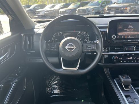 Used 2022 Nissan Pathfinder S AWD/4WD image 23