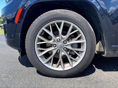 Used 2024 Jeep Grand Cherokee Summit w/ Luxury Tech Group V AWD/4WD image 2