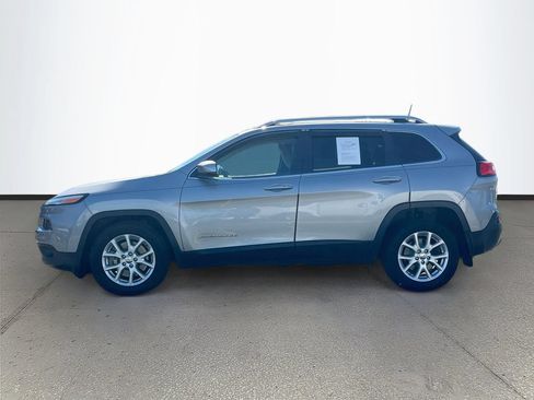 Used 2016 Jeep Cherokee Latitude w/ Comfort/Convenience Group FWD image 4