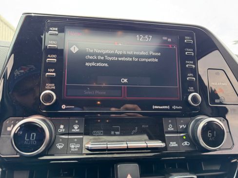 Used 2020 Toyota Highlander XLE image 21