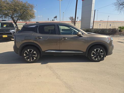 Used 2025 Nissan Kicks SV image 2