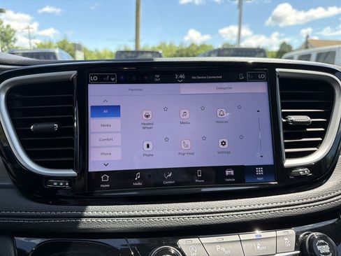 Used 2025 Chrysler Pacifica Select FWD image 29