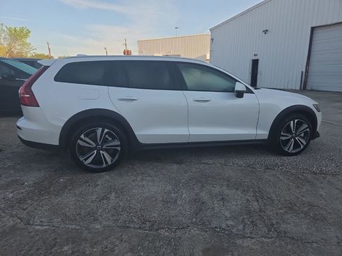 Used 2025 Volvo V60 B5 Cross Country Plus image 13