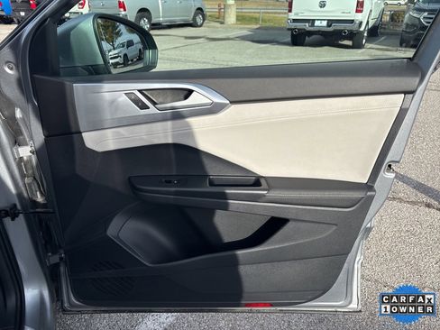 Used 2025 Volkswagen Taos SE image 54