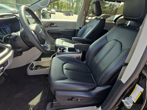 Used 2024 Chrysler Pacifica Touring-L FWD image 7