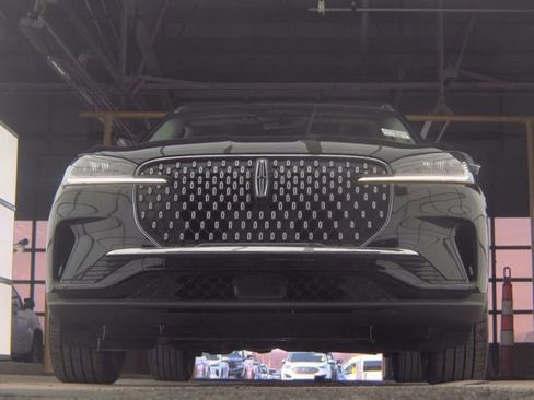 Used 2025 Lincoln Aviator AWD image 3