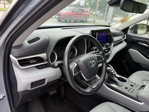Used 2023 Toyota Highlander XLE AWD/4WD image 11