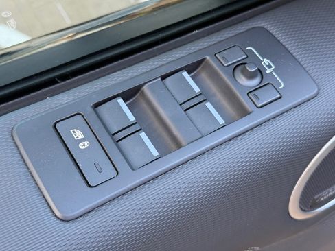 Used 2024 Land Rover Discovery Dynamic SE image 9