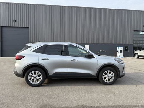 Used 2024 Ford Escape Active AWD/4WD image 2