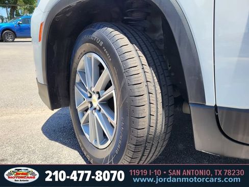 Used 2023 Chevrolet Traverse LT FWD image 31