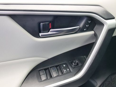 Used 2021 Toyota RAV4 XLE Premium image 28