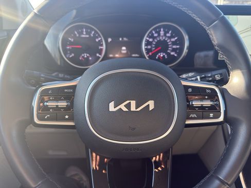 Used 2024 Kia Carnival EX image 15