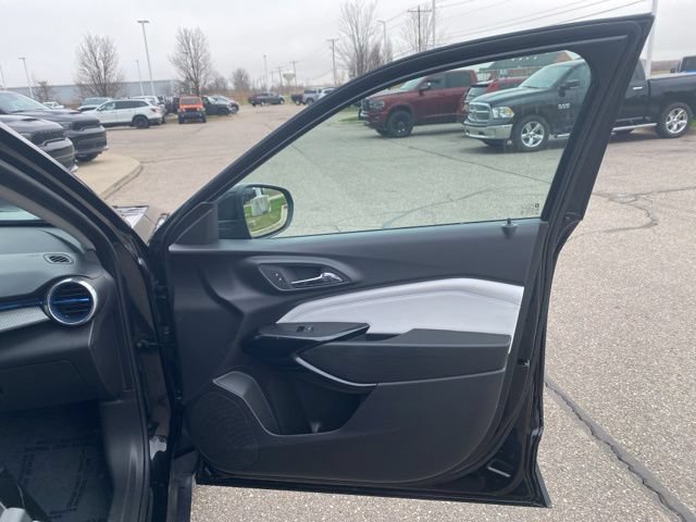 Used 2025 Chevrolet Trax LT FWD image 28