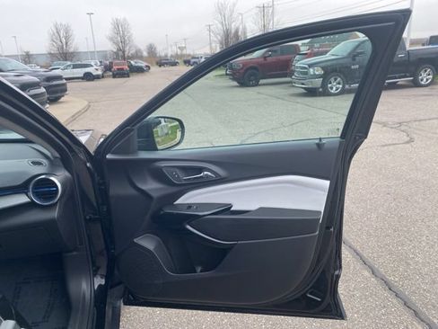 Used 2025 Chevrolet Trax LT FWD image 28
