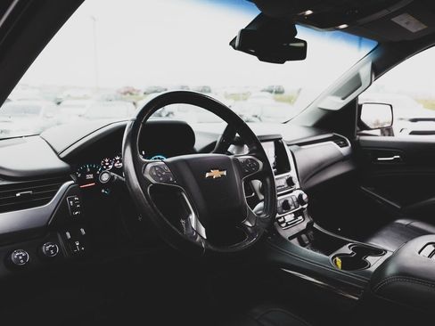 Used 2017 Chevrolet Suburban LT image 2